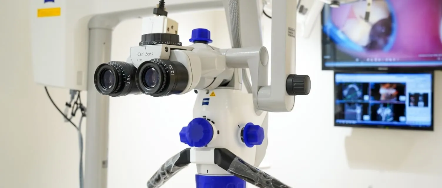 マイクロスコープ(手術用顕微鏡)を使った精密な治療